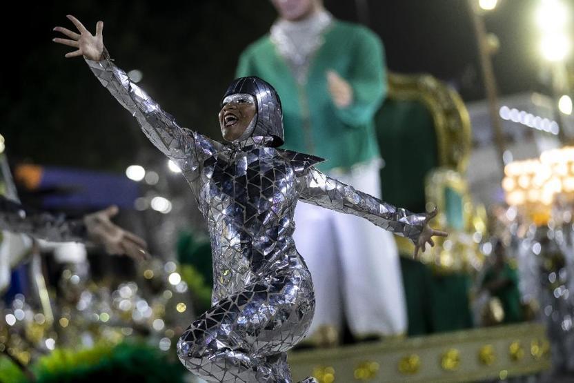 Pandemi arası sona erdi… Brezilya’da Rio Karnavalından renkli görüntüler