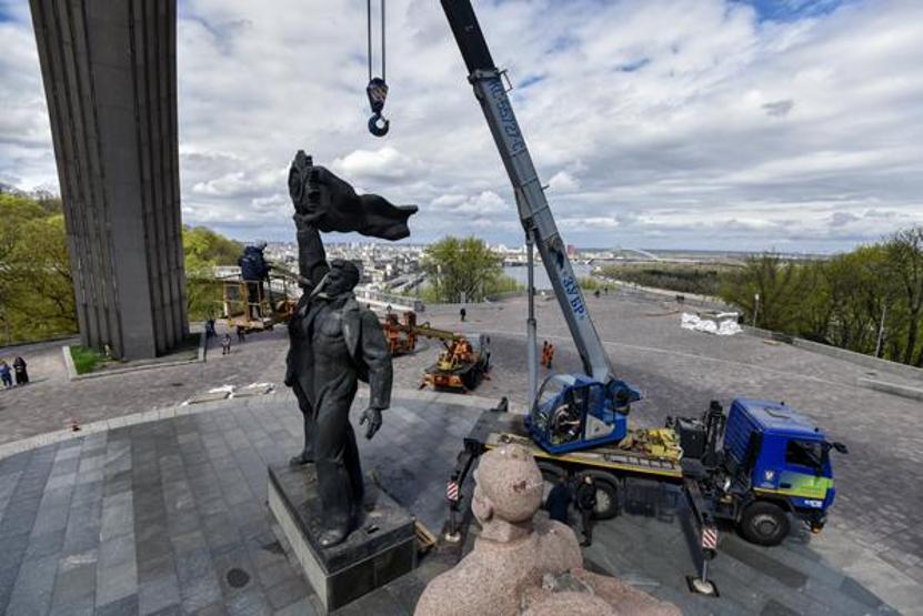 Kiev’de bulunan Rusya-Ukrayna Dostluk Anıtı yıkıldı