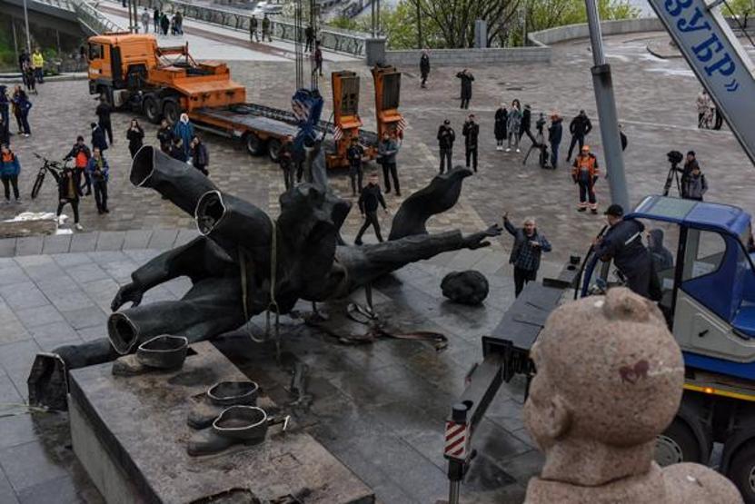 Kiev’de bulunan Rusya-Ukrayna Dostluk Anıtı yıkıldı