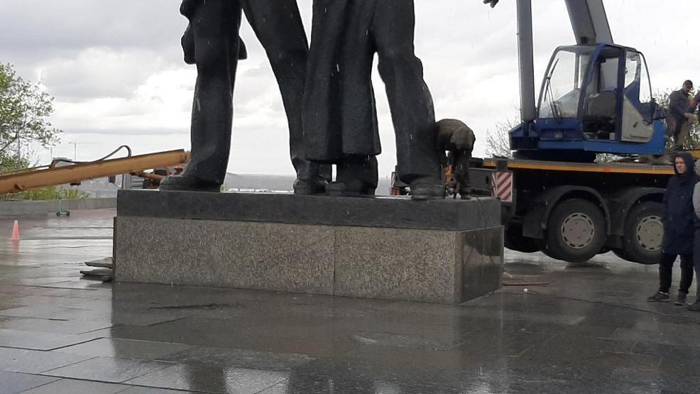 Saddam’ın heykeli gibi devrildi