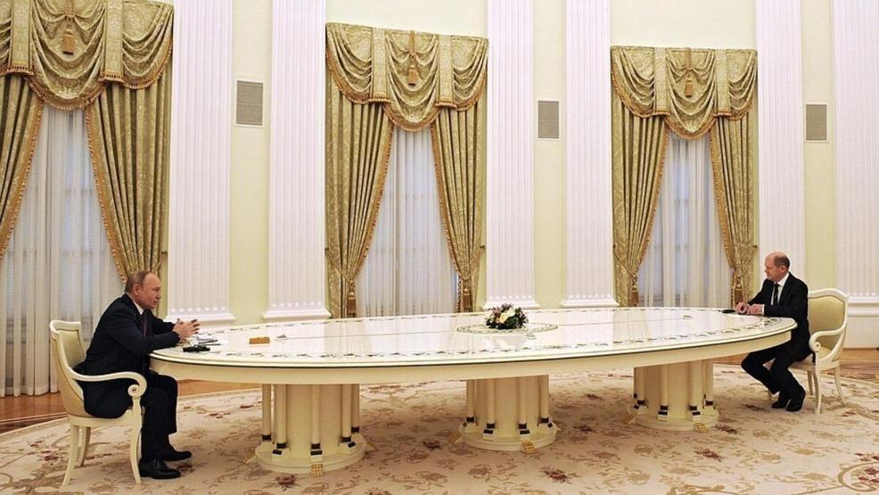 Kritik görüşmelere damga vuran uzun masa yine gündemde: Meşe ağacından altın yapraklı
