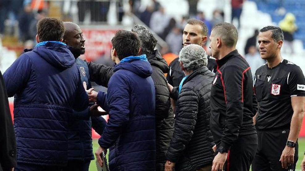 Son dakika... Emre Belözoğlu ile Serkan Reçber arasında gerginlik