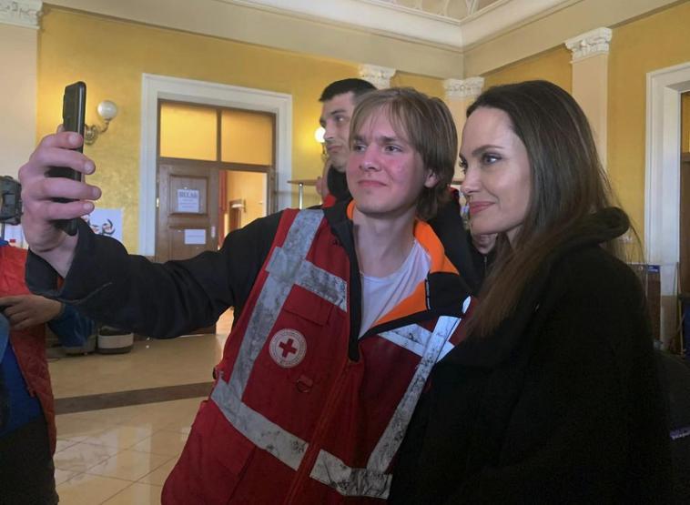 Angelina Jolie’den Ukraynaya sürpriz ziyaret