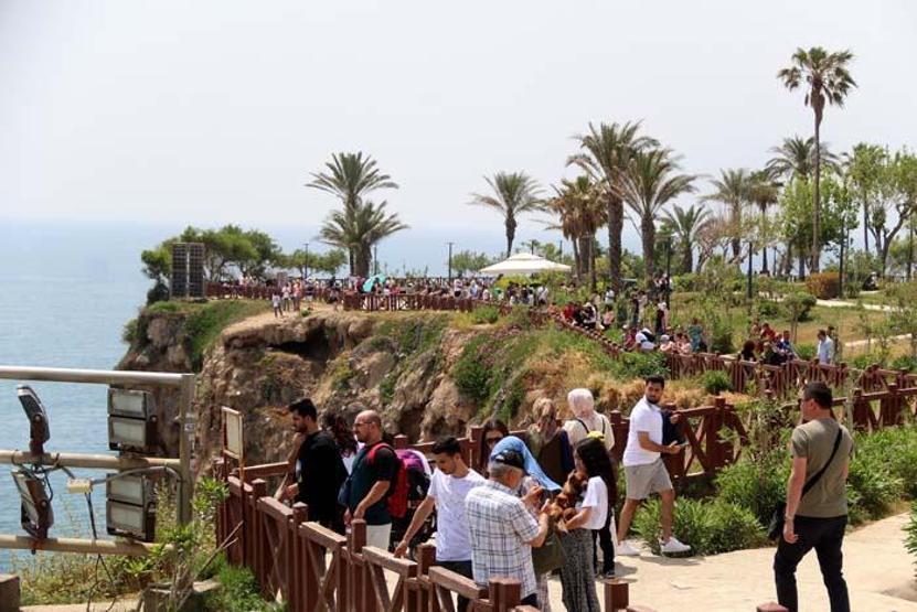 Antalyanın dünyaca ünlü Düden Şelalesinde Ramazan Bayramı yoğunluğu
