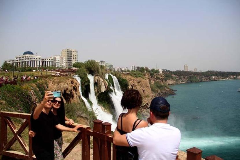 Antalyanın dünyaca ünlü Düden Şelalesinde Ramazan Bayramı yoğunluğu