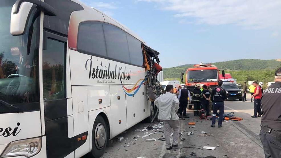 TIR, yolcu otobüsüne çarptı: 1 ölü 6 yaralı