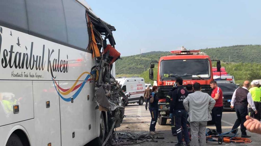 TIR, yolcu otobüsüne çarptı: 1 ölü 6 yaralı