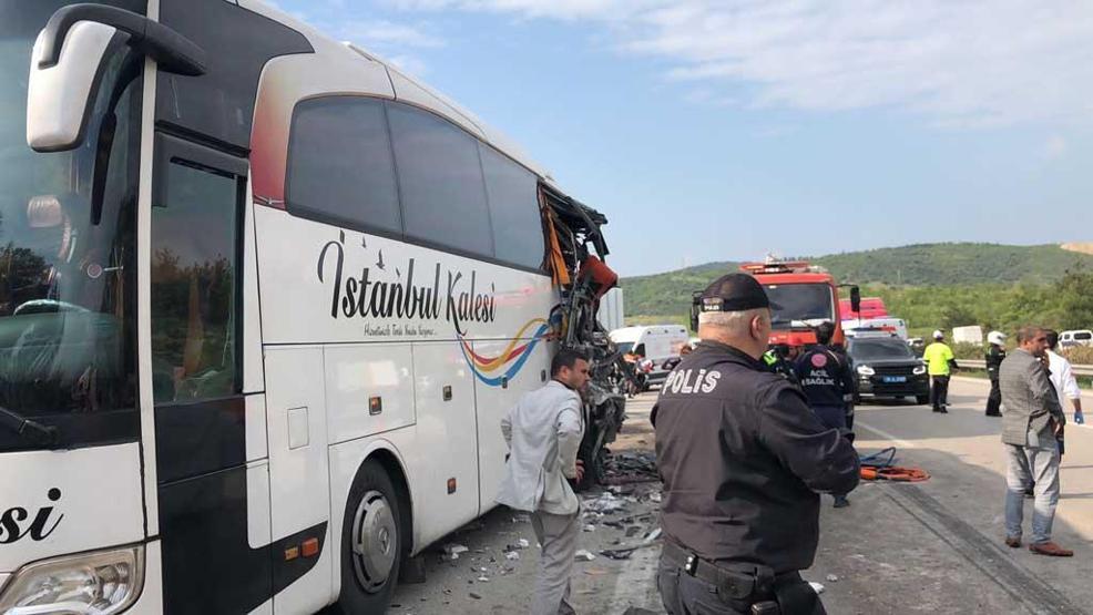 TIR, yolcu otobüsüne çarptı: 1 ölü 6 yaralı