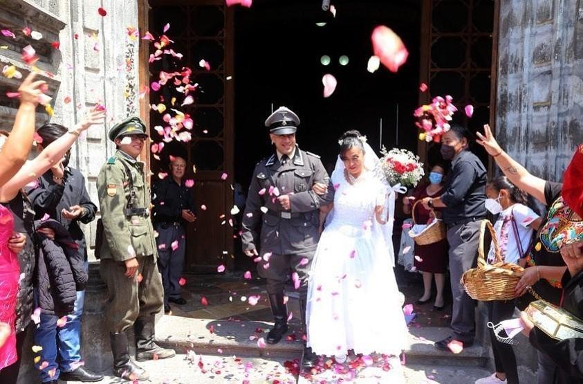 Damat ve davetliler Nazi subayı üniforması giydi Meksikada tepki çeken düğün