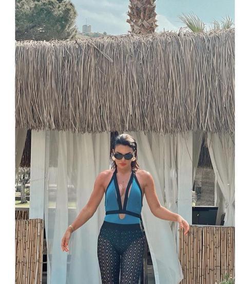 Özlem Yıldız tatil sezonunu açtı
