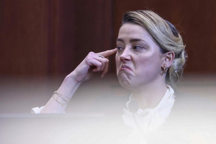 Jüriyle göz teması lehine, aşırı mimik ise Amberin aleyhine işleyebilir