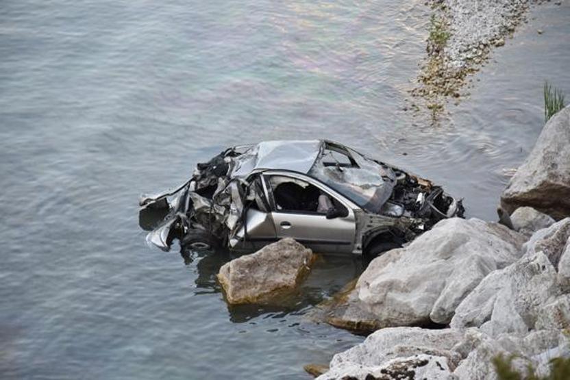 Eğirdir Gölü’ne uçan otomobildeki 2 kişi yaralandı