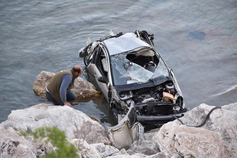 Eğirdir Gölü’ne uçan otomobildeki 2 kişi yaralandı