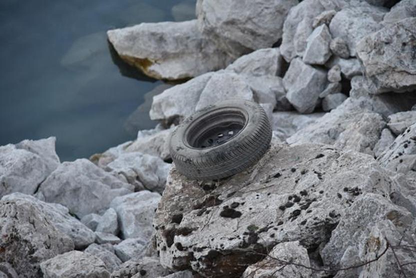 Eğirdir Gölü’ne uçan otomobildeki 2 kişi yaralandı