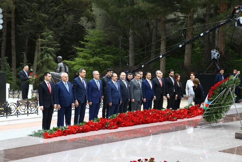 Haydar Aliyev, 99. doğum gününde mezarı başında anıldı