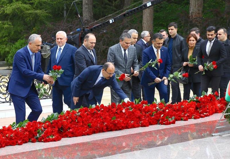 Haydar Aliyev, 99. doğum gününde mezarı başında anıldı