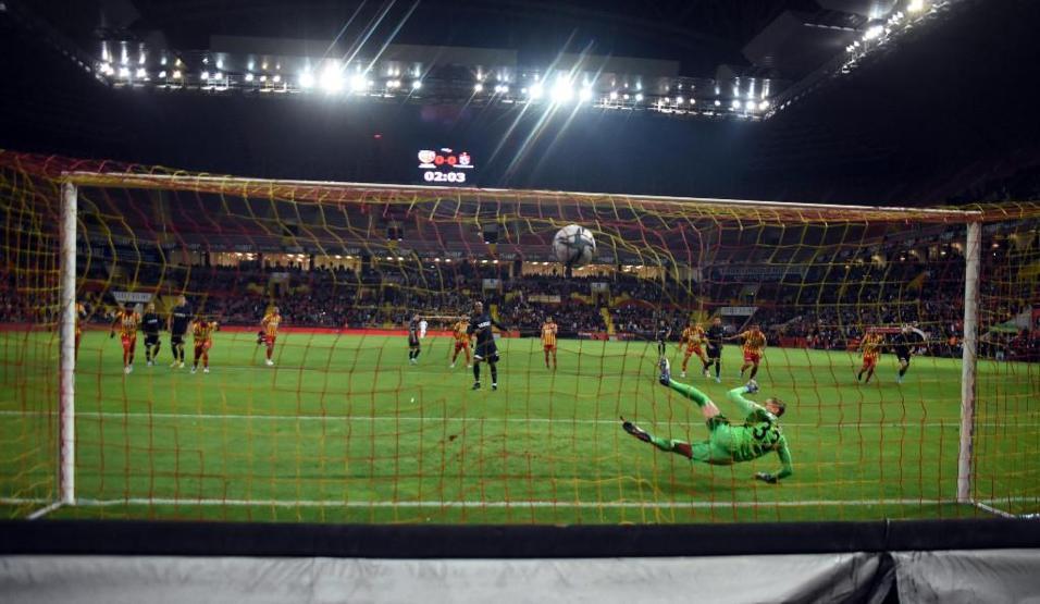 Kayserispor-Trabzonspor maçında sahaya balık atıldı