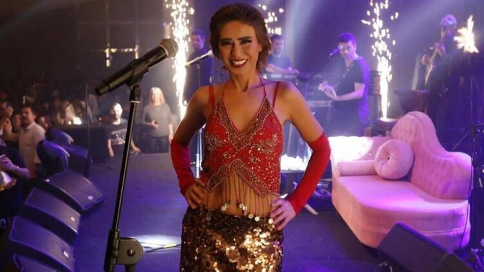 Yıldız Tilbe çömelerek konser verdi