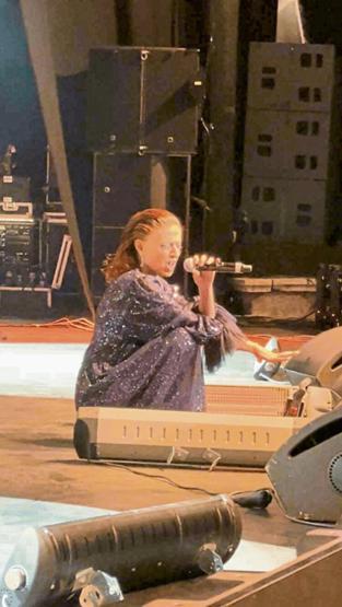 Yıldız Tilbe çömelerek konser verdi