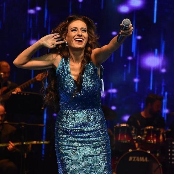 Yıldız Tilbe çömelerek konser verdi