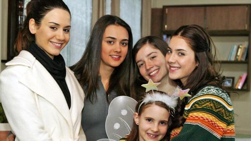 Fulya Zenginer ve Hande Soraldan karnı burnunda poz