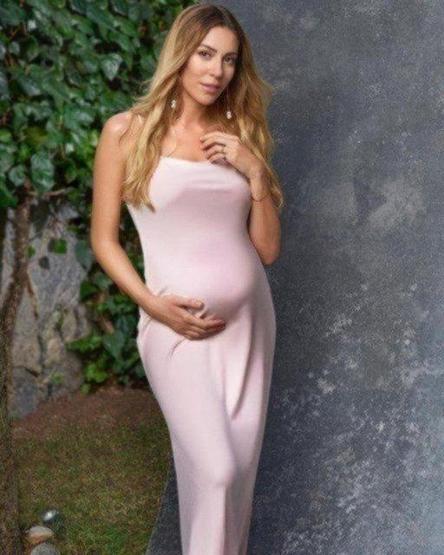 Sinem Kobal ve Kenan İmirzalıoğlu ikinci bebeklerini kucağına aldı