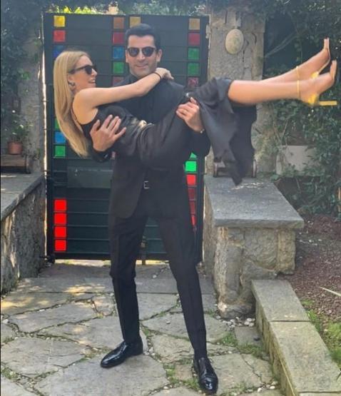 Sinem Kobal ve Kenan İmirzalıoğlu ikinci bebeklerini kucağına aldı