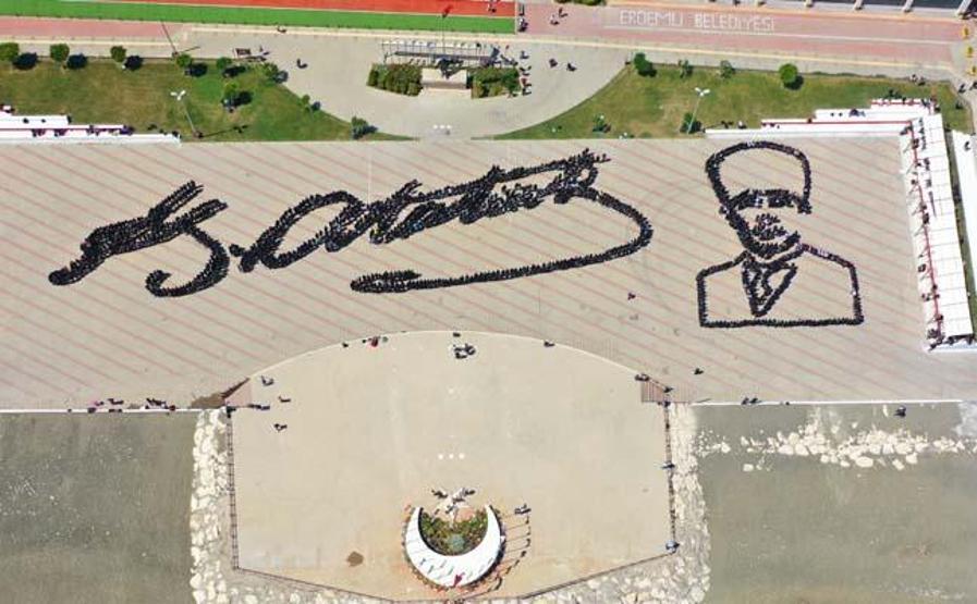 Mersin’de 1919 genç aynı anda zeybek oynadı