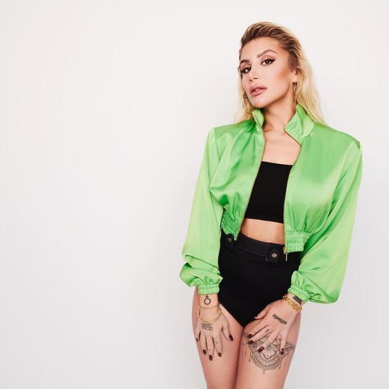 İrem Derici yine yapacağını yaptı