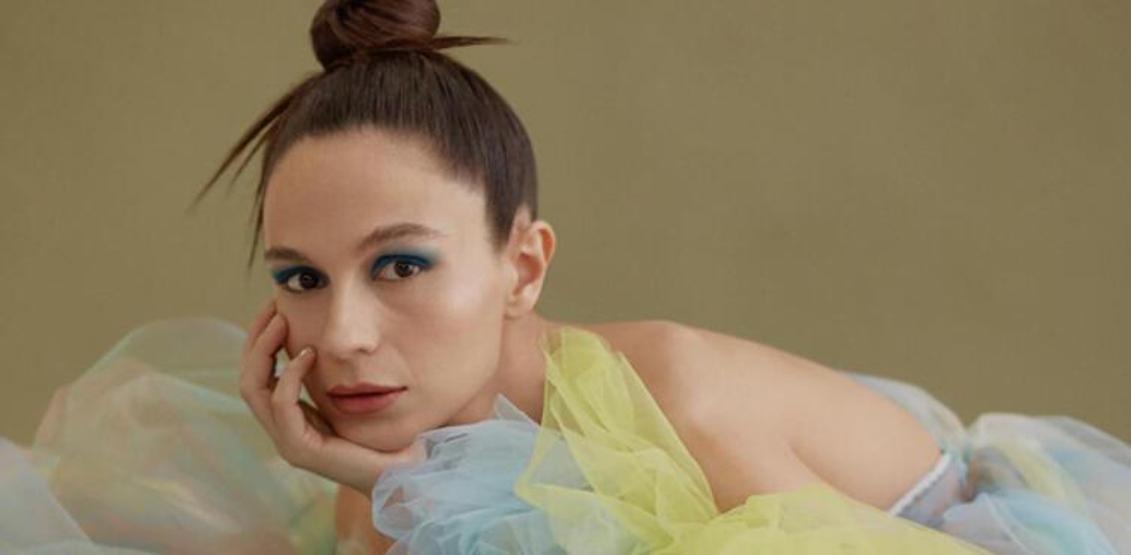 Selin Yeninci ödül törenine cesur elbisesiyle damga vurdu