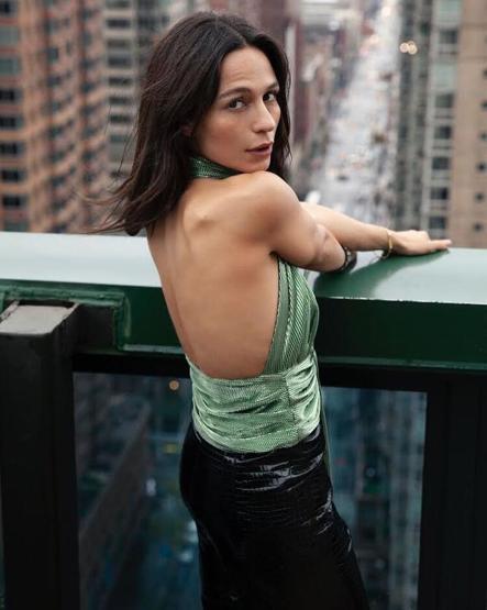 Selin Yeninci ödül törenine cesur elbisesiyle damga vurdu