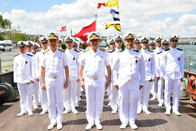 İstanbula geldi: TCG Nusret gemisine yoğun ilgi