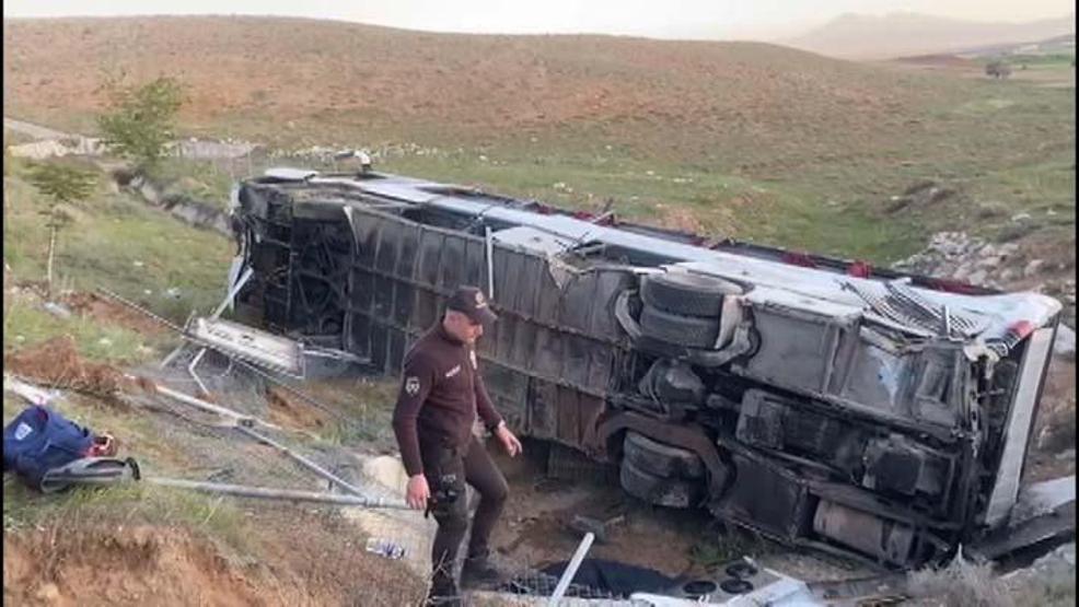 Üniversite öğrencilerini taşıyan otobüs devrildi: 3 ölü, 42 yaralı
