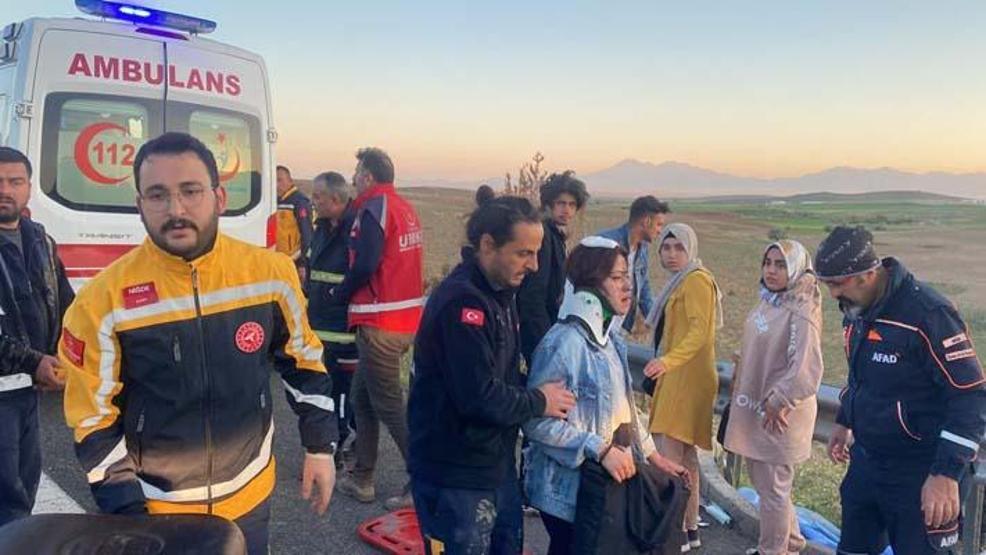 Üniversite öğrencilerini taşıyan otobüs devrildi: 3 ölü, 42 yaralı