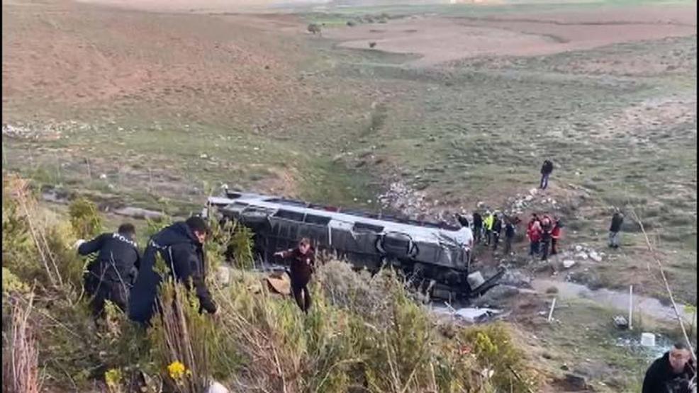 Üniversite öğrencilerini taşıyan otobüs devrildi: 3 ölü, 42 yaralı