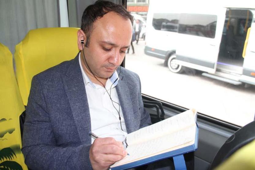 Kemal Sunal’ın oynadığı Atla Gel Şaban filmi gerçek oldu: Minibüse binmeden yazamıyor