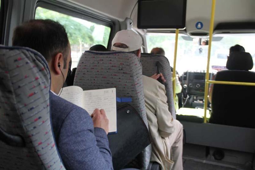 Kemal Sunal’ın oynadığı Atla Gel Şaban filmi gerçek oldu: Minibüse binmeden yazamıyor