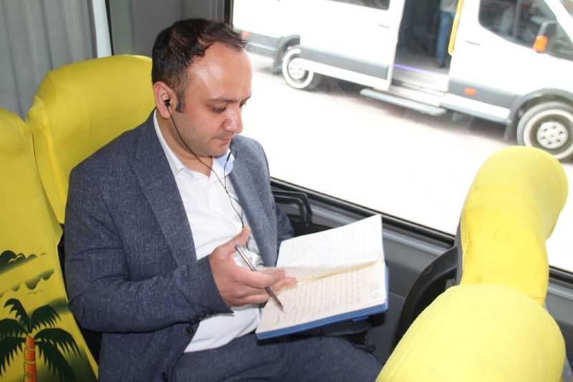 Kemal Sunal’ın oynadığı Atla Gel Şaban filmi gerçek oldu: Minibüse binmeden yazamıyor