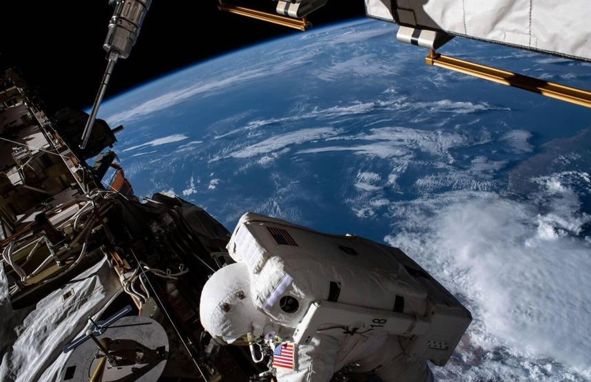 Uzay yürüyüşündeki NASA astronotunun kaskına su doldu