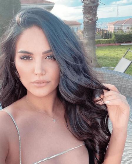 Berdan Mardininin eski eşi Fatoş Yellilerden mini şortlu poz