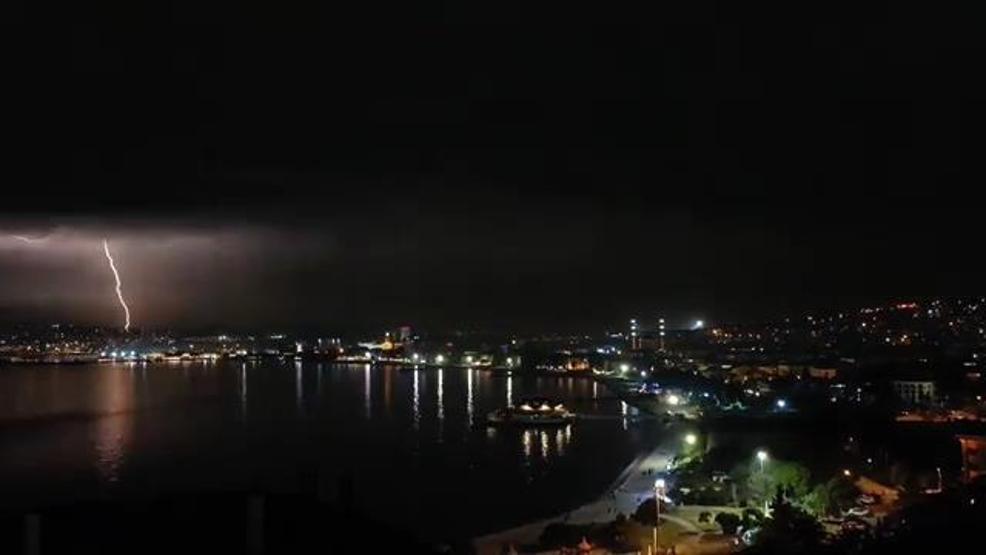 İstanbul’da şimşekler geceyi aydınlattı