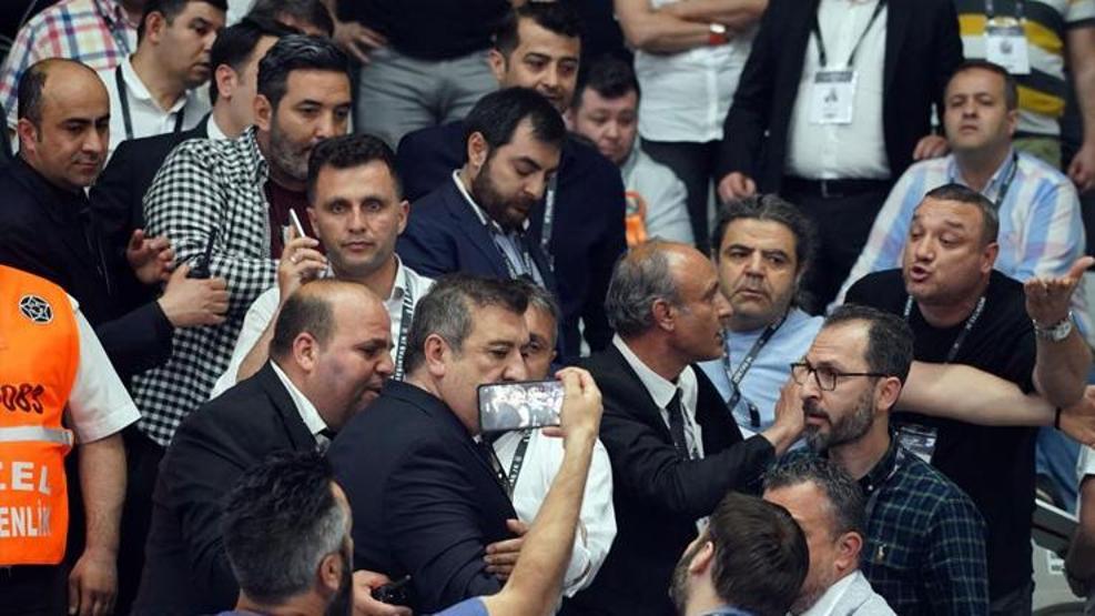 Son dakika... Beşiktaş kongresinde kavga Polis müdahale etti