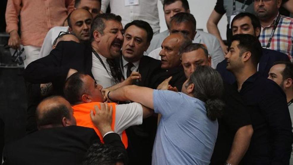 Son dakika... Beşiktaş kongresinde kavga Polis müdahale etti