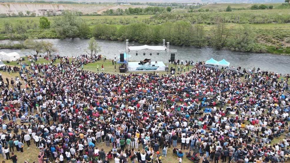 Piyanist Fazıl Saydan Munzur Nehri kıyısında konser