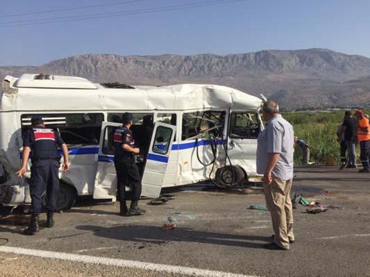 Mersinde okul servisi ile TIR çarpıştı: 9u öğrenci 11 yaralı