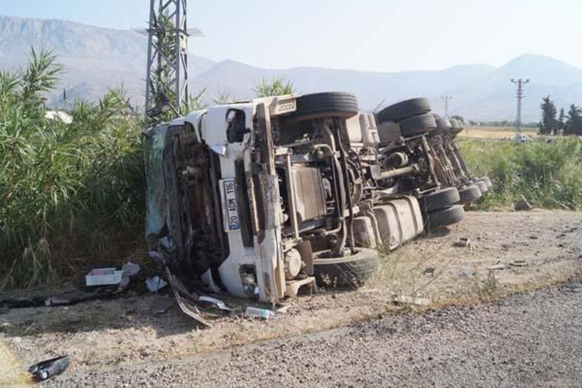 Mersinde okul servisi ile TIR çarpıştı: 9u öğrenci 11 yaralı