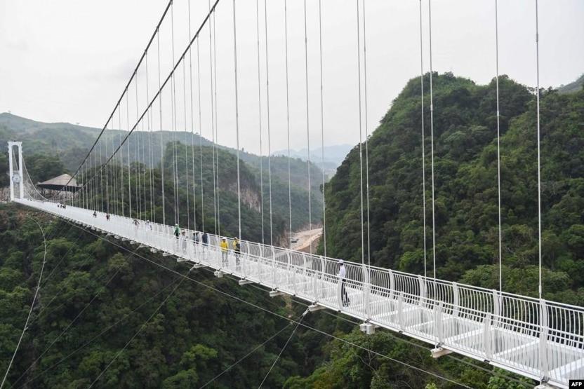 Dünyanın en uzun cam köprüsü Vietnamda açıldı