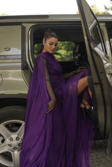 Hande Erçel ablası Gamze Erçeli ağlattı