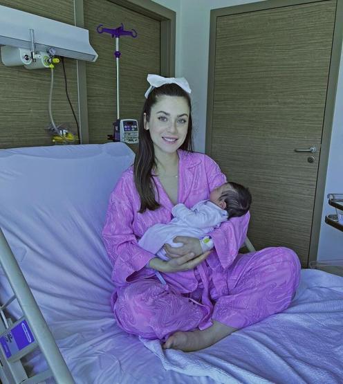 Fulya Zenginer bebeğinin yüzünü gösterdi
