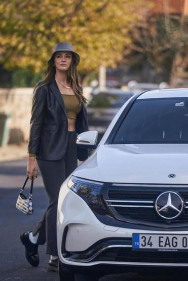 Zehra Güneş ödül törenindeki tarzıyla dikkat çekti